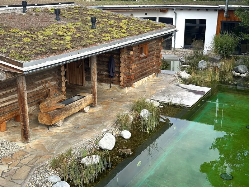 Blockhaus-Sauna aus Kelo-Holz am Naturbadeteich im balance Kassel