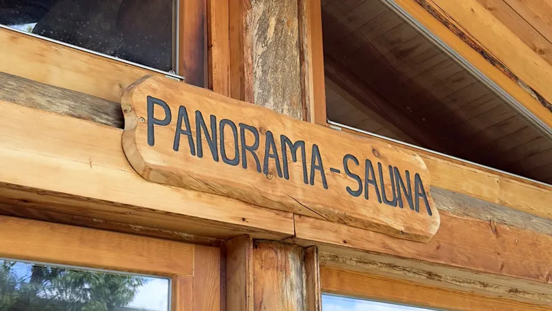 Holzschild der Panorama-Sauna im balance Kassel