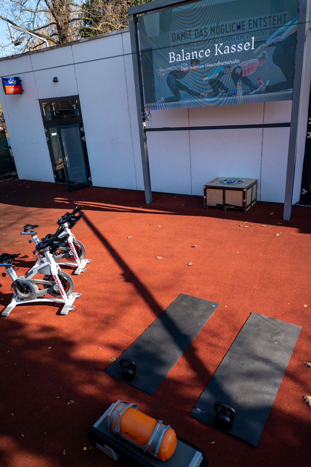 Outdoor-Trainingsfläche am Gebäude des balance Kassel