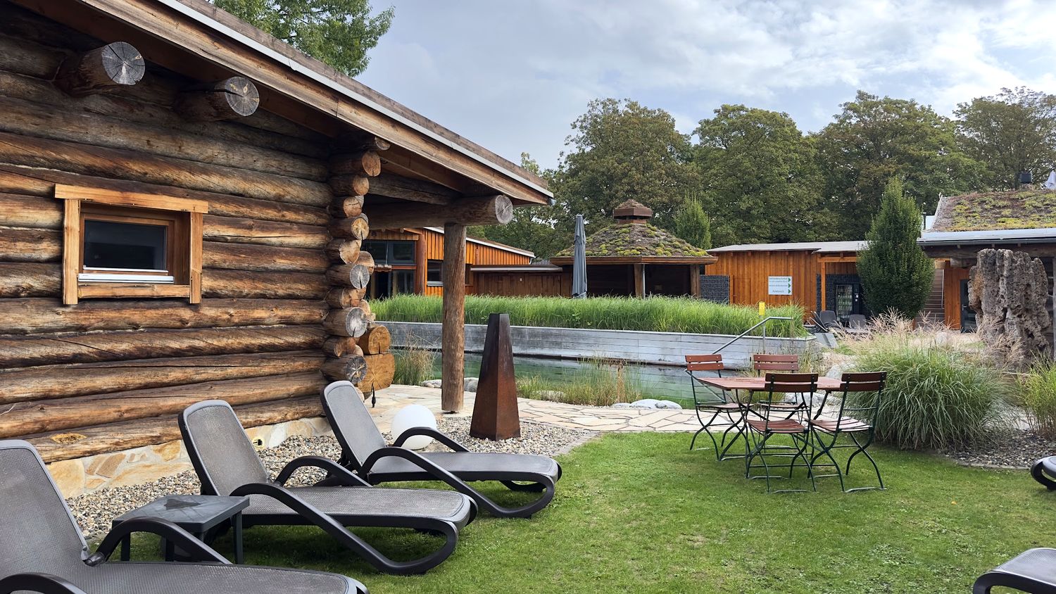 Blockhaus-Sauna mit Sitzplatz im Garten im balance Kassel