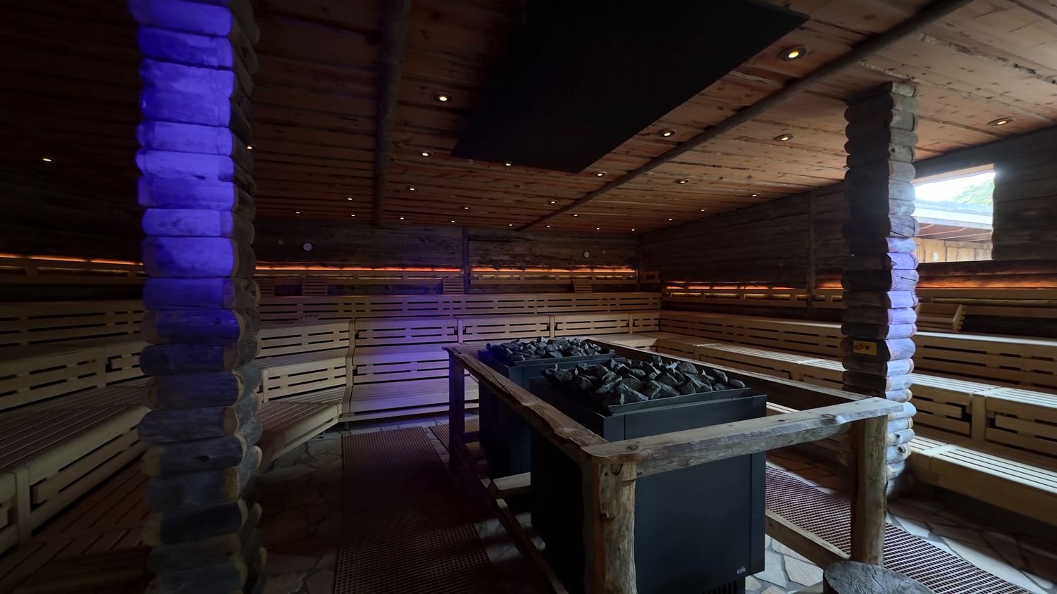 Sitzbänke in der Event-Sauna im balance Kassel