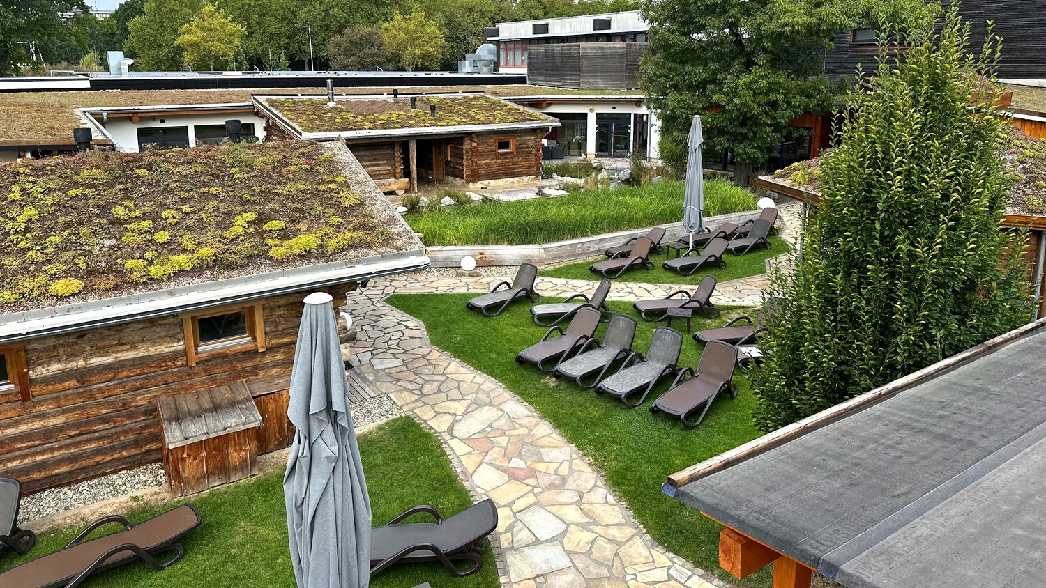 Liegewiese im Saunagarten im balance Kassel