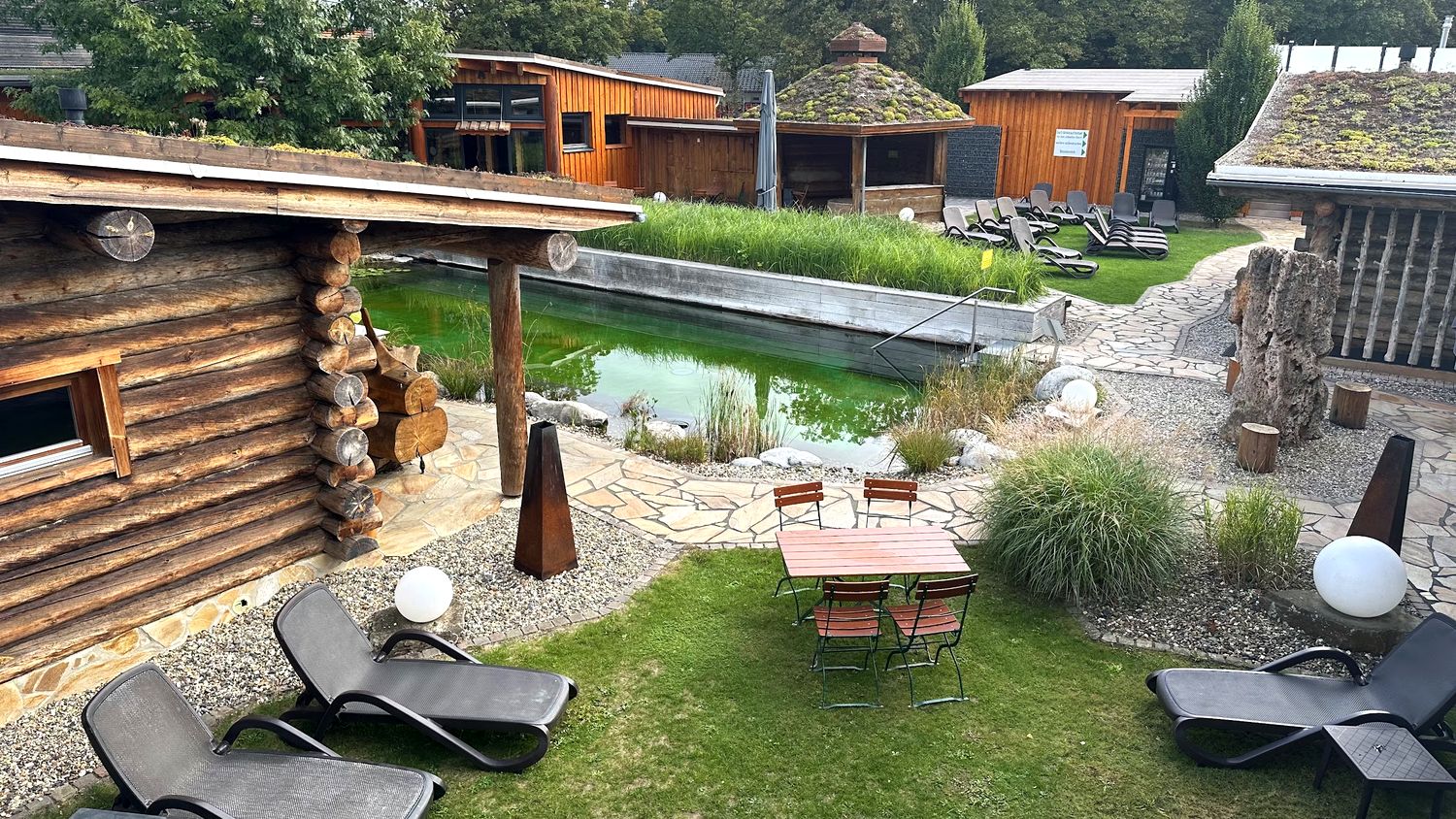 Saunagarten mit Naturbadeteich und Liegewiese im balance Kassel